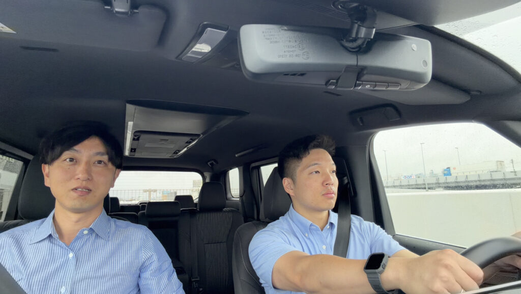 社員の運転に、指導員が助手席で同乗している様子